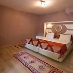 Queens Land Otel 2*
