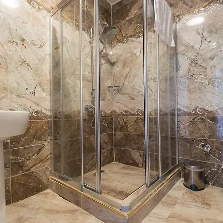 Queens Land Hotel 2*