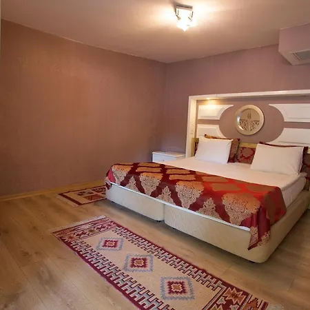 Queens Land Hotel 2*