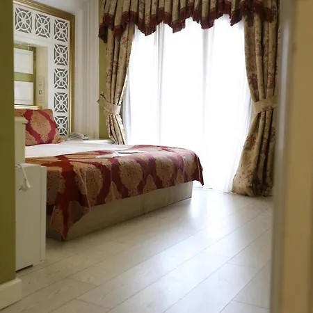Queens Land Hotell 2*