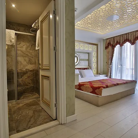 Отель Queens Land 2*