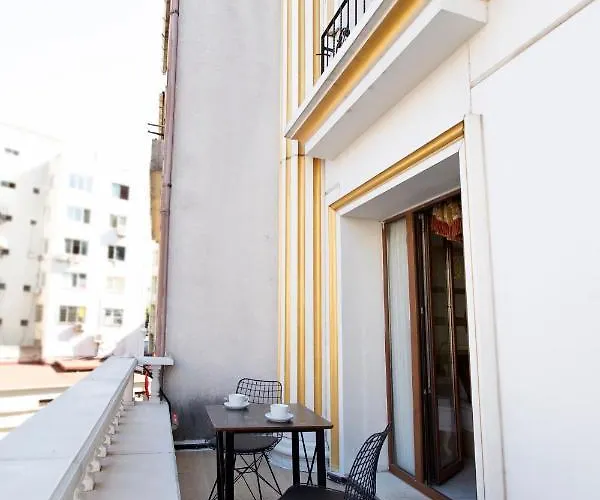 Отель Queens Land 2*