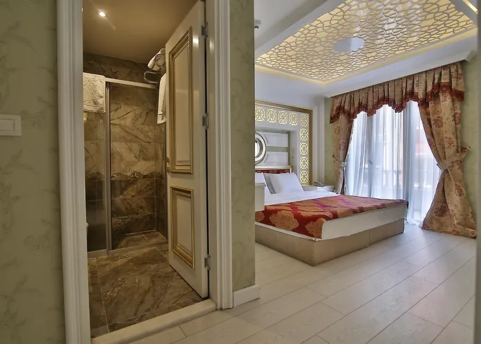 Отель Queens Land 2*