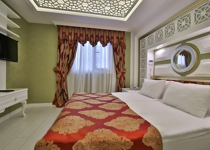 Отель Queens Land 2*